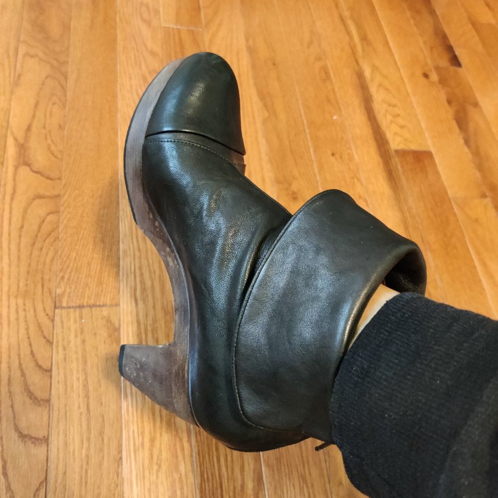 Coclico Black leather clogs. Natural wooden heels